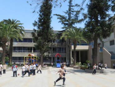 Dos colegios de Santiago inician cuarentena tras casos positivos por Covid-19 durante primer día de clases