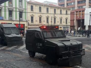 Desórdenes en Valparaíso: Vehículo de Carabineros fue emboscado y atacado por encapuchados