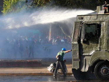 Fiscalía investiga "propósito de carabineros" que utilizaron el carro lanzaaguas contra casa de Recoleta