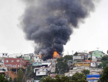 Nueva emergencia en Valparaíso: Incendio deja cinco viviendas afectadas en el cerro Rocuant