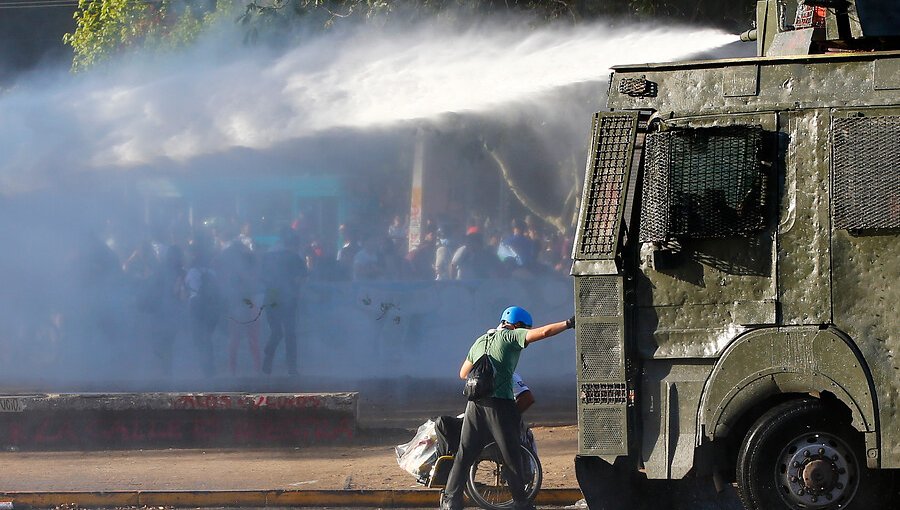 Fiscalía investiga "propósito de carabineros" que utilizaron el carro lanzaaguas contra casa de Recoleta