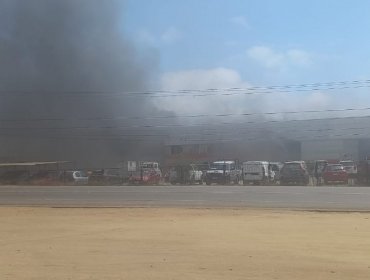 Controlan incendio estructural que afectó a galpón ubicado en el Camino Internacional de Concón