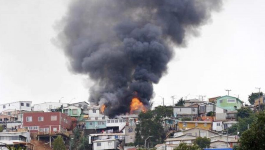 Nueva emergencia en Valparaíso: Incendio deja cinco viviendas afectadas en el cerro Rocuant