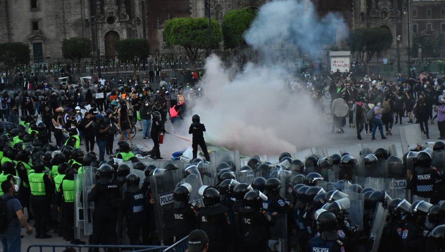 Amnistía Internacional denuncia abusos policiales contra mujeres que se manifiestan en México contra los femicidios