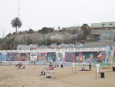 Proyecto artístico-cultural le da nueva nueva vida a la tradicional playa Las Torpederas de Valparaíso