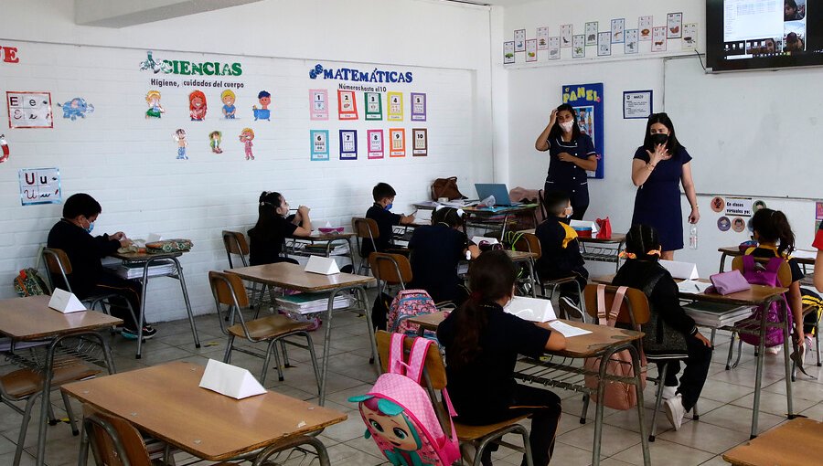 Ministerio de Educación descarta suspender las clases presenciales pese al alza de casos de Covid-19