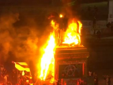 Desconocidos prendieron fuego a estatua del general Baquedano en una nueva jornada de manifestaciones