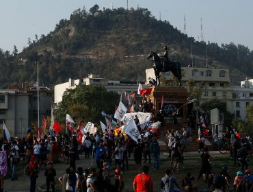 Nueva jornada de manifestaciones en plaza Baquedano genera cortes de tránsito y cierre de estaciones de Metro