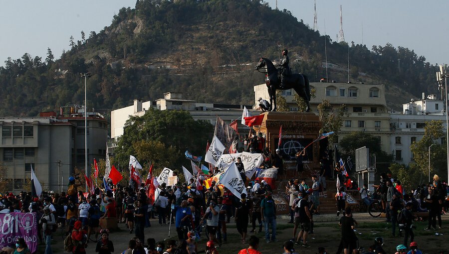 Nueva jornada de manifestaciones en plaza Baquedano genera cortes de tránsito y cierre de estaciones de Metro