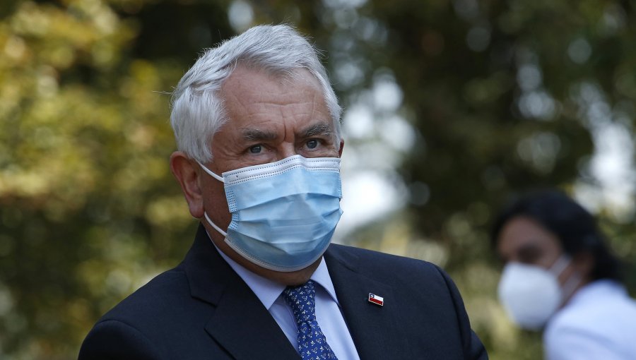 Dura autocrítica del Ministro Paris: 88% de los contagios producidos por brotes, se han originado en reuniones familiares