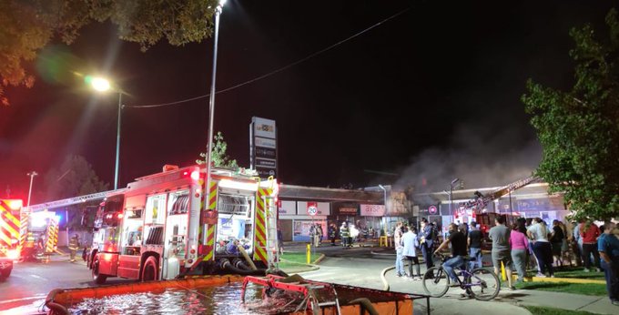 Agresivo incendio arrasa con tres locales comerciales en Huechuraba