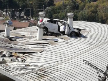 Increíble accidente en Viña del Mar: Auto vuela y queda sobre el techo de un colegio