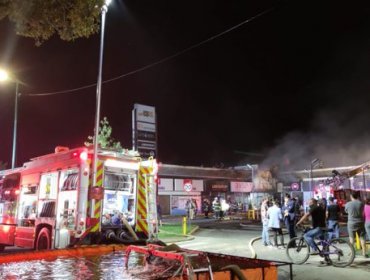 Agresivo incendio arrasa con tres locales comerciales en Huechuraba