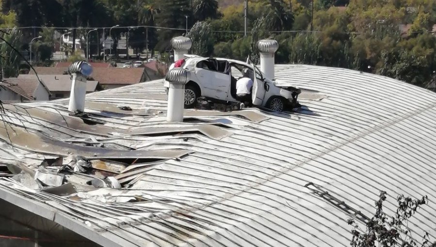 Increíble accidente en Viña del Mar: Auto vuela y queda sobre el techo de un colegio