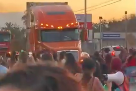 Viralizan video donde camionero casi atropella a mujeres que conmemoraban el 8M en Los Andes