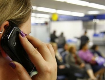 Proponen dar urgencia a proyecto que prohíbe el uso de celulares en bancos tras homicidio de mujer en Maipú