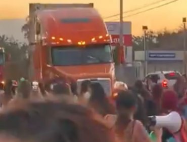 Viralizan video donde camionero casi atropella a mujeres que conmemoraban el 8M en Los Andes