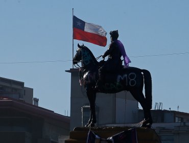 Desconocidos intentaron derribar la estatua del general Baquedano en medio de conmemoración del 8M