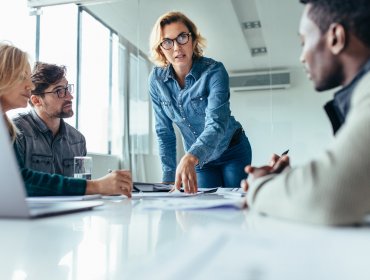 Un 53% de los chilenos cree que cerrar la brecha salarial entre hombres y mujeres debe ser prioridad