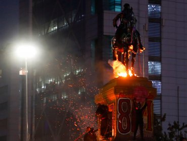 Nuevamente vandalizan y prenden fuego a la estatua del general Baquedano: al menos 11 detenidos