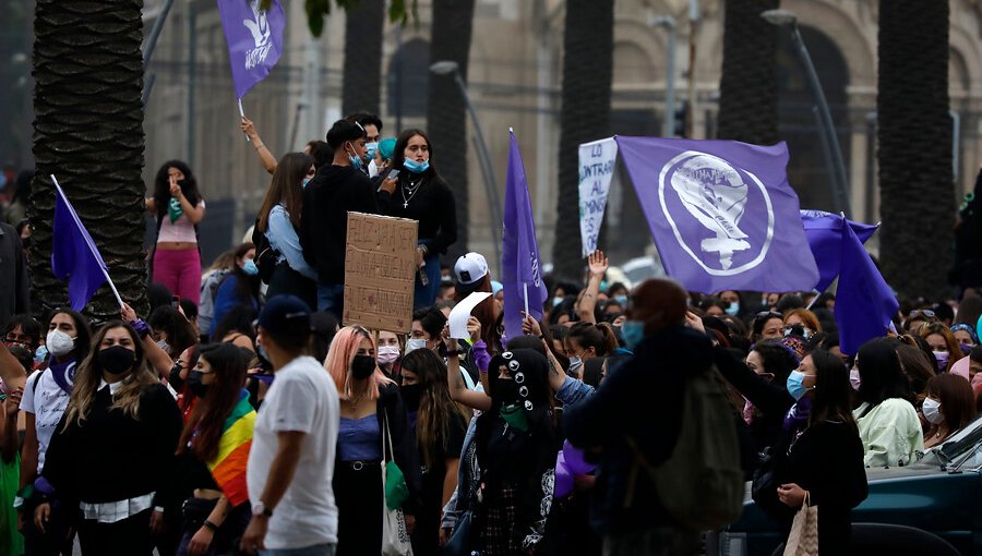 Miles de mujeres salieron a las principales calles de la región de Valparaíso para conmemorar el 8M