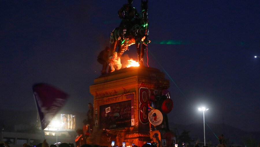 Con firma mensual y arraigo nacional quedó presunto involucrado en vandalización a estatua del general Baquedano