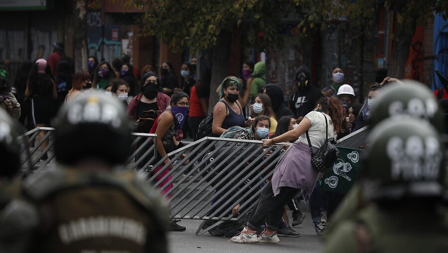 84 detenidos y 8 carabineros lesionados dejan manifestaciones a nivel nacional en el Día de la Mujer