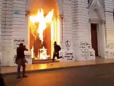 Puerta de la Catedral de Antofagasta fue quemada tras marcha del 8M: hubo un detenido