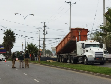 Camión tolva pasa a llevar cables, derriba poste y origina alta congestión vehicular en Concón