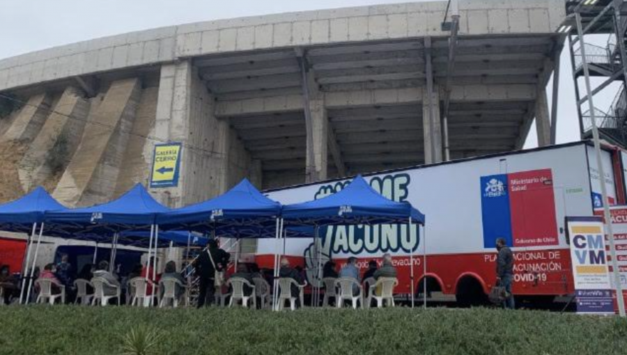 Estadio Sausalito aumenta en siete sus puntos de vacunación tras llegada del Vacunatorio Móvil del Minsal