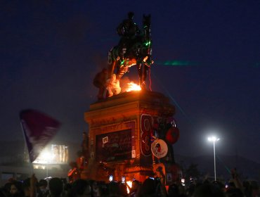 Con firma mensual y arraigo nacional quedó presunto involucrado en vandalización a estatua del general Baquedano