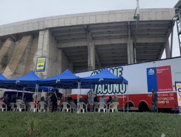 Estadio Sausalito aumenta en siete sus puntos de vacunación tras llegada del Vacunatorio Móvil del Minsal