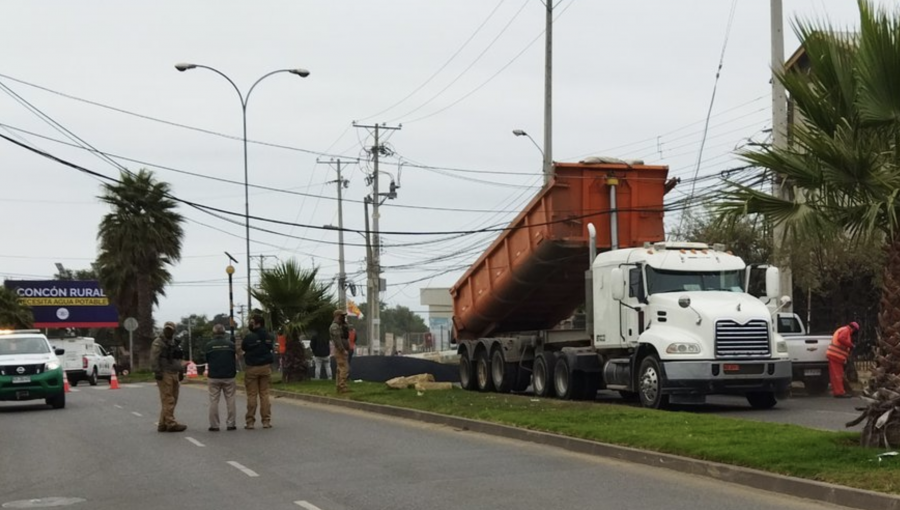 Camión tolva pasa a llevar cables, derriba poste y origina alta congestión vehicular en Concón