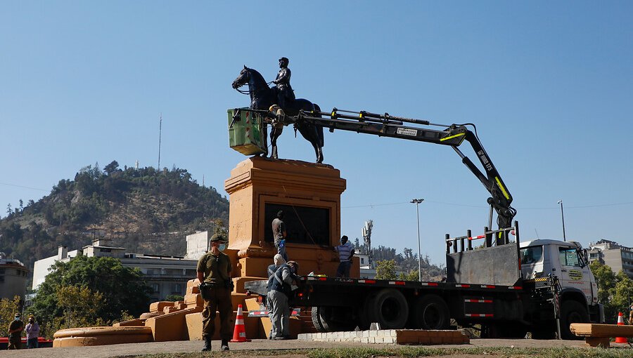 Nuevamente realizan reparaciones a la estatua del general Baquedano tras vandalizaciones