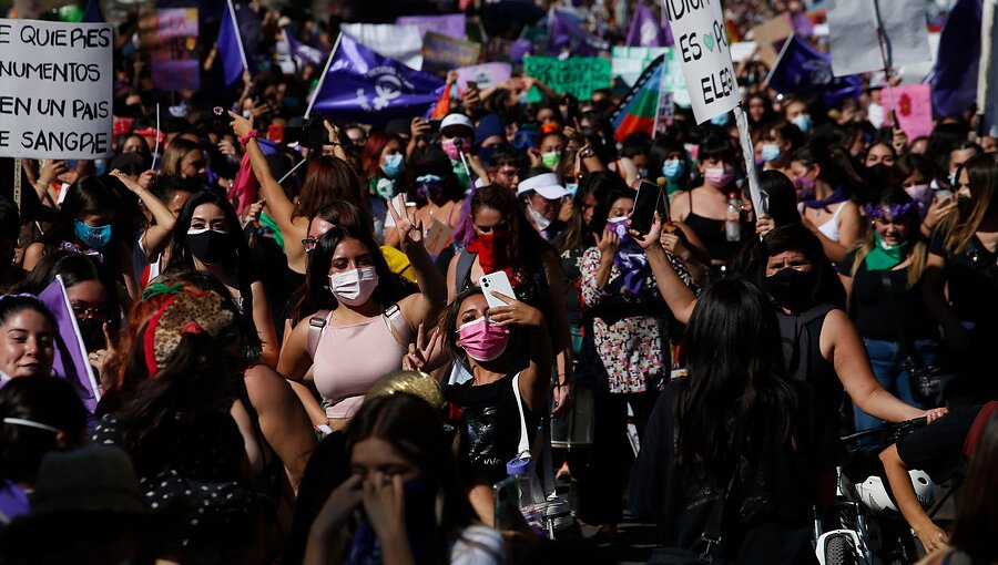 Coordinadora Feminista 8M cifra en más de 500 mil las personas que marcharon en la región Metropolitana