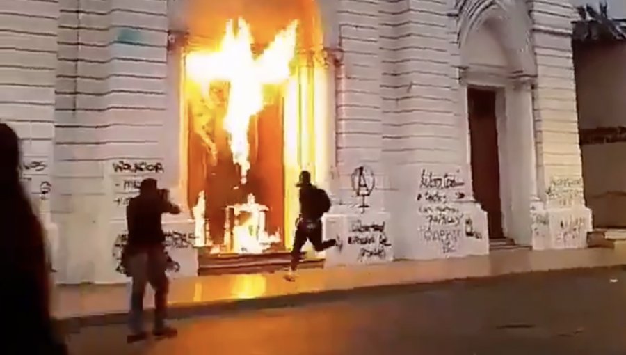 Puerta de la Catedral de Antofagasta fue quemada tras marcha del 8M: hubo un detenido