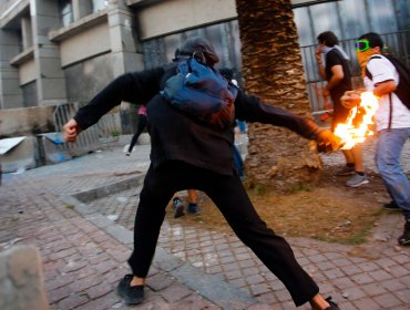 Ordenan nuevo juicio contra acusado de porte y lanzamiento de bombas molotov en plaza Baquedano