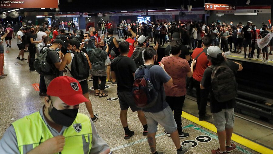 Protesta de trabajadores de Metro de Santiago obliga a cierre parcial de estaciones