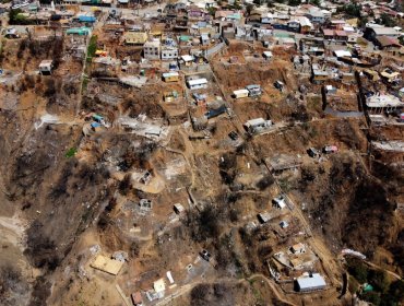 Senadora Isabel Allende pide "rapidez y claridad" en la reconstrucción de viviendas de cerros incendiados en Valparaíso