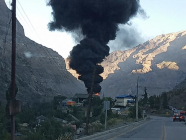 Peligrosa emergencia química en Los Andes: Incendio afecta a planta de filtros de Codelco Andina