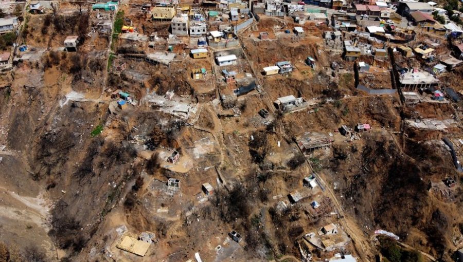 Senadora Isabel Allende pide "rapidez y claridad" en la reconstrucción de viviendas de cerros incendiados en Valparaíso