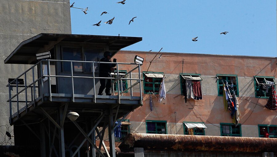 Dos gendarmes de la cárcel de Valparaíso fueron detenidos por infringir la ley de drogas