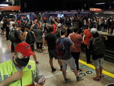 Protesta de trabajadores de Metro de Santiago obliga a cierre parcial de estaciones