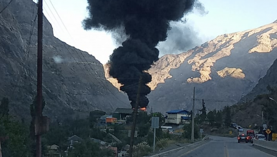 Peligrosa emergencia química en Los Andes: Incendio afecta a planta de filtros de Codelco Andina