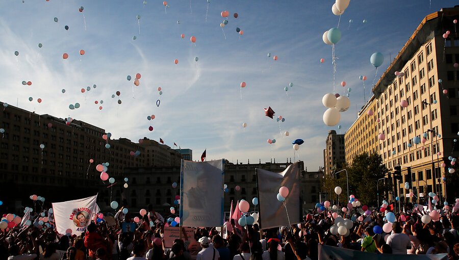 Cientos de personas marcharon hasta La Moneda exigiendo justicia para menores asesinados