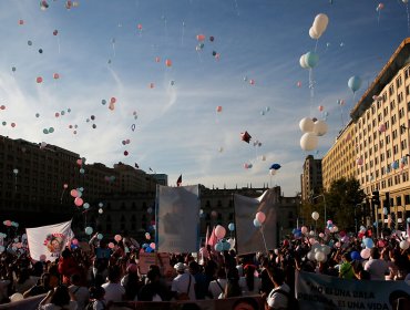 Cientos de personas marcharon hasta La Moneda exigiendo justicia para menores asesinados