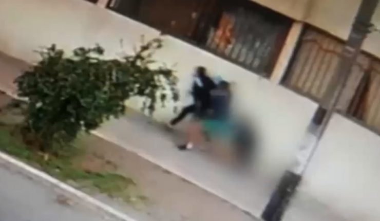 Investigan violento ataque a mujer que fue apuñalada mientras caminaba con su hijo de seis años en Santiago