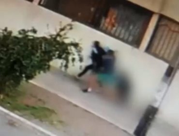 Investigan violento ataque a mujer que fue apuñalada mientras caminaba con su hijo de seis años en Santiago