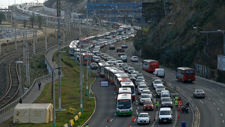 «Cuarentena» en Valparaíso comienza con extensa congestión vehicular en la Av. España y sectores altos