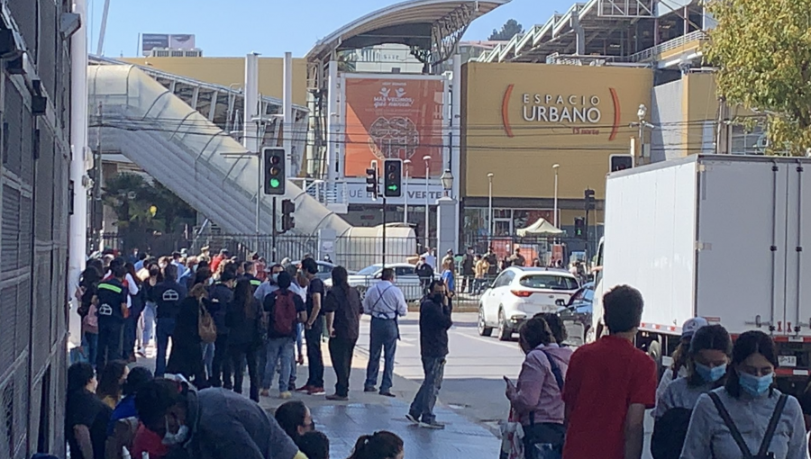 Falso aviso de artefacto explosivo origina masiva evacuación en centro comercial de Viña del Mar